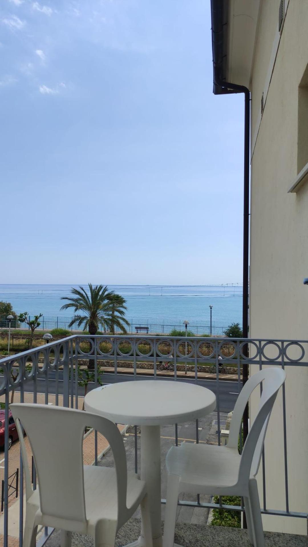 Residence Villa Carmen Fronte Mare A 50 Mt Пьетра-Лигуре Экстерьер фото